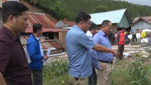 Đoàn công tác Thường trực HĐND tỉnh Quảng Nam kiểm tra tình trạng sạt lở các khu, điểm dân cư tại huyện Tây Giang	 Ảnh: Hữu Tiến